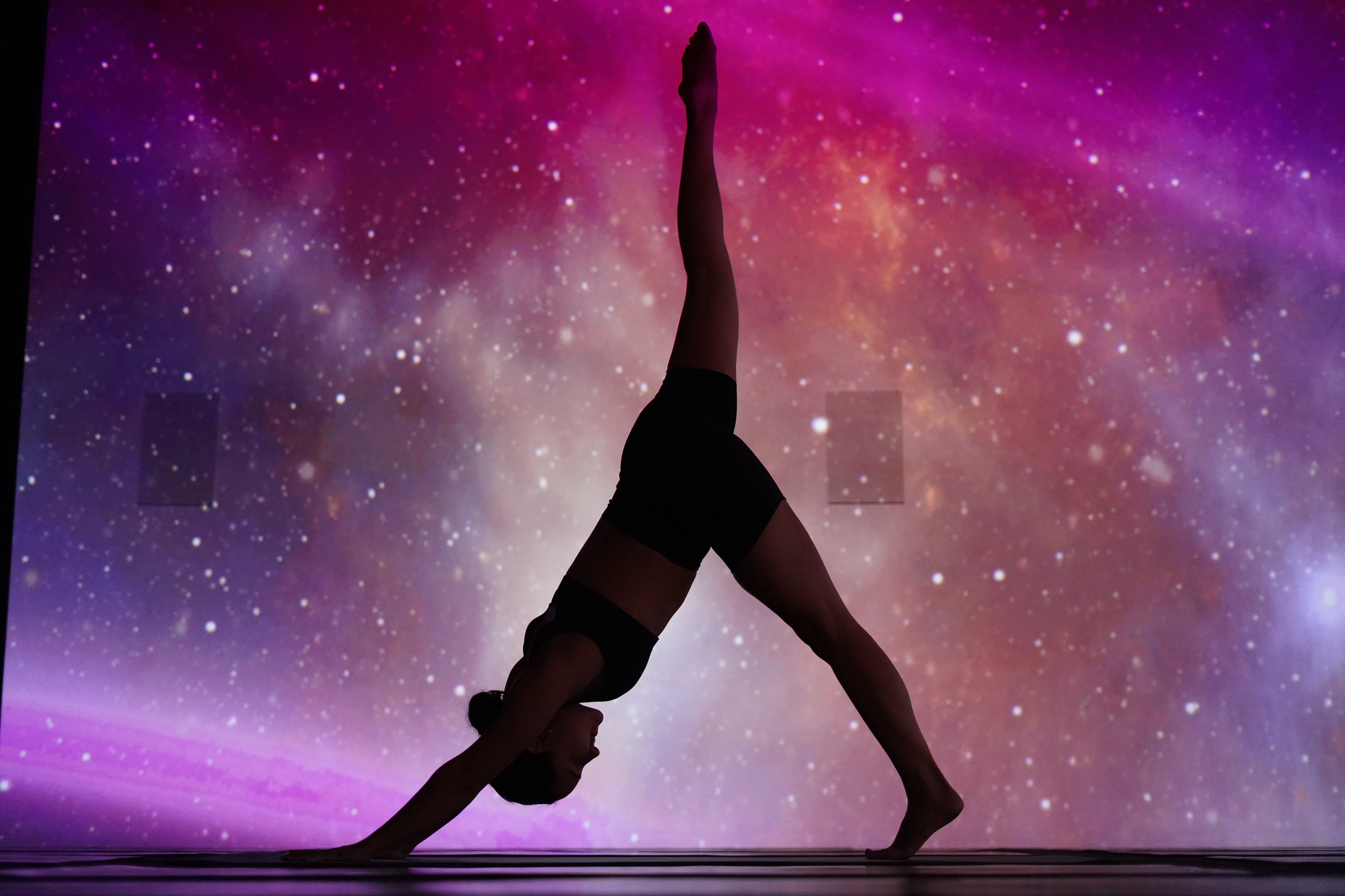 Cierra el Año en Tu Tapete: Una Práctica de Yoga para Soltar, Integrar y Empezar Ligero