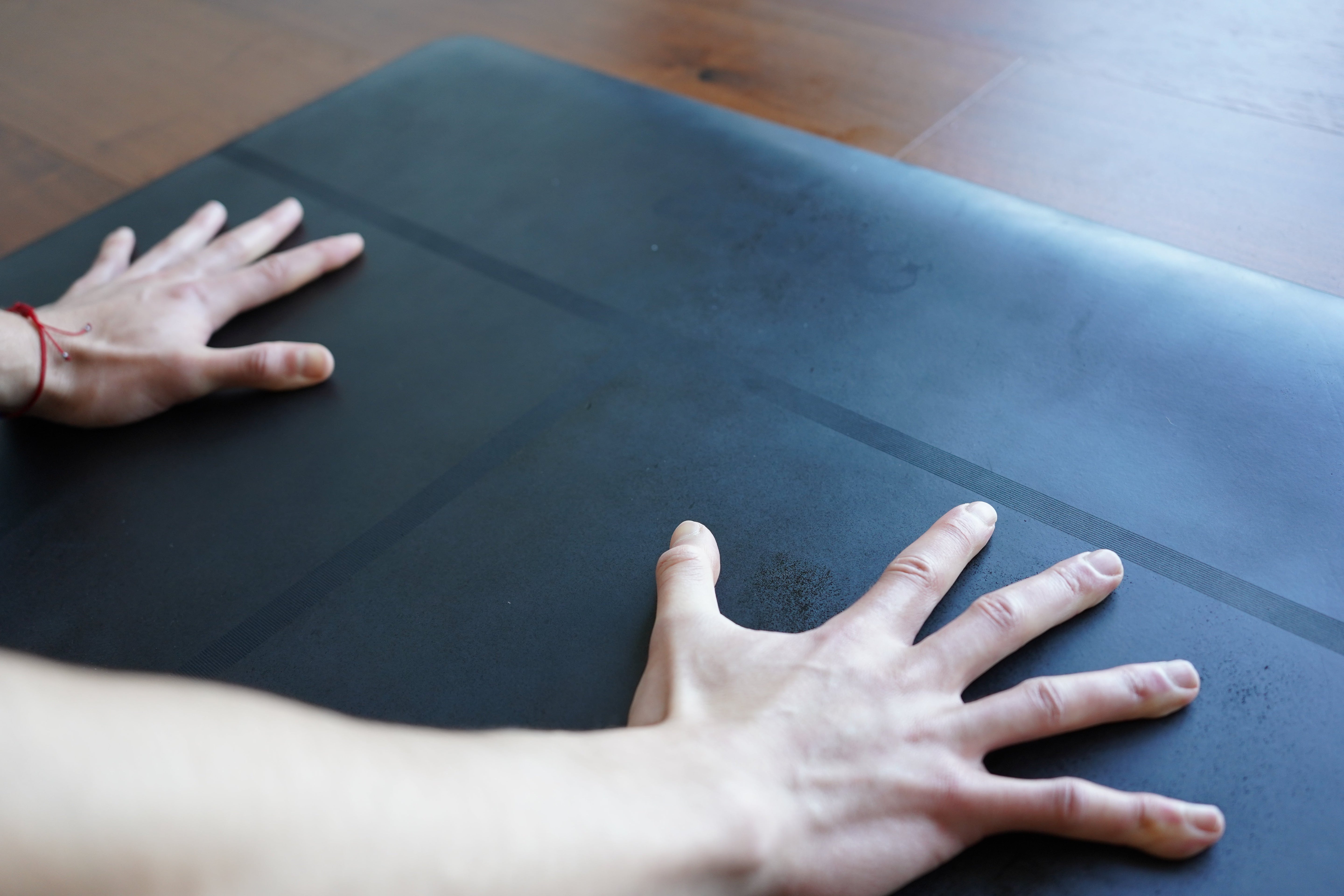 ¿Por Qué Algunos Tapetes de Yoga Resbalan Más que Otros?